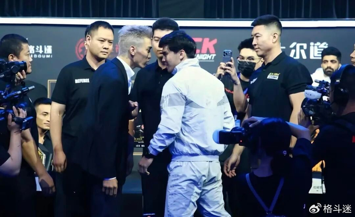b体育注册登录-泽旺与对手爆发激烈冲突，发布会双方动手！|塔兰特|对视|比赛|格斗|泰拳_新浪体育_新浪新闻